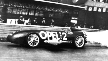 Zündende Idee: Mit 24 Raketen im Heck stellt Fritz von Opel in seinem "Rak 2" am 23. Mai 1928 auf der Berliner Avus mit 230 km/h einen sensationellen Geschwindigkeitsrekord auf. Er leitete damit eine stürmische Entwicklung des Raketenantriebs ein