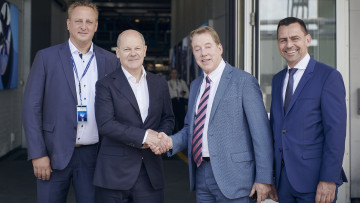 Ford-Aufsichtsratschef William Clay Ford Jr. (2.v.r.) begrüßte am Montag Bundeskanzler Olaf Scholz (2.v.l.) zur Eröffnung des Ford Cologne Electric Vehicle Center – gemeinsam mit Martin Sander, Vorsitzender der Geschäftsführung Ford-Werke GmbH (re.) und G