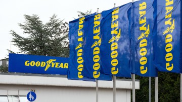 Flaggen mit dem Aufdruck Goodyear wehen vor dem Werkstor 1 des Fürstenwalder Standorts des Reifenproduzenten.