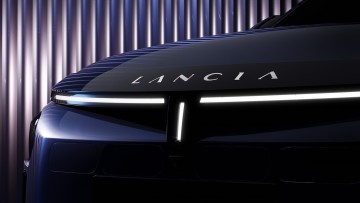 Die Frontpartie des neuen Lancia Ypsilon zeigt drei LED-Leisten, die auf das Markenlogo zulaufen.