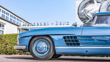 Ein 300 SL Roadster steht vor dem Mercedes-Benz Classic Center in Fellbach.