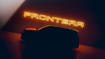 Opel Frontera schemenhaft rot beleuchtet im Studio