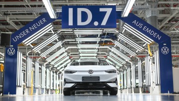 Der neue vollelektrischen ID.7. von Volkswagen steht im VW-Werk Emden in der Produktionshalle. Mit der Reiselimousine im Passat-Format rundet VW seine elektrische ID-Reihe nach oben ab. 