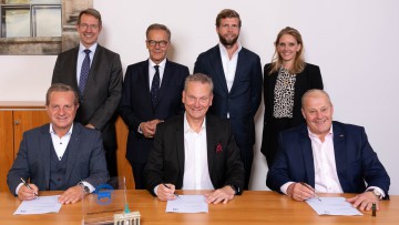 Die Führungsspitze des ZDK unterzeichnet den Mietvertrag für die neuen Büros in Berlin