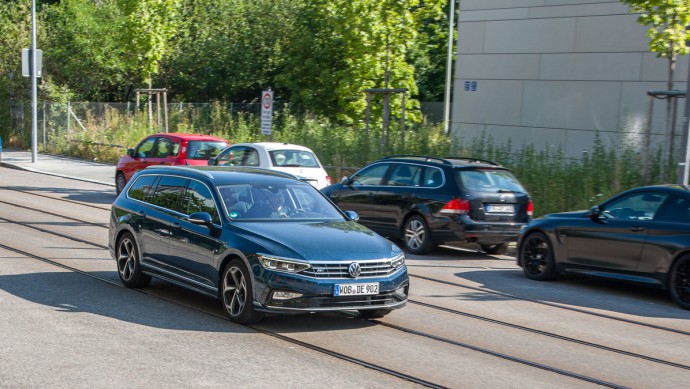 VW Passat Kombi in blaumetallic fahrend schraeg von vorn auf Strasse