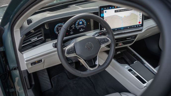 VW Passat 2.0 TDI Cockpitfoto aufgenommen durch die geöffnete Fahrertür