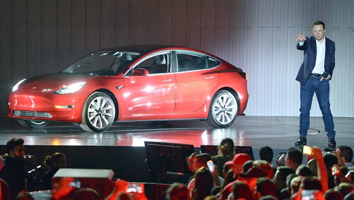 Tesla-Chef Elon Musk übergibt erste Model 3