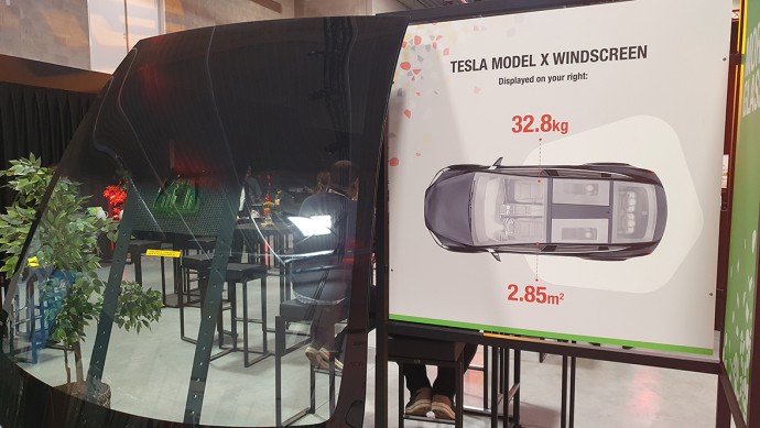 Ein Panoramadach bei Tesla misst gut 2,85 Quadratmeter und wiegt fast 33 Kilogramm.