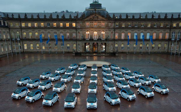 Car2go-Flotte vor dem Neuen Schloss in Stuttgart