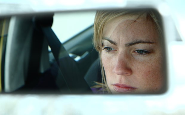 Autofahrerin traurig Skepsis Depression Rückspiegel
