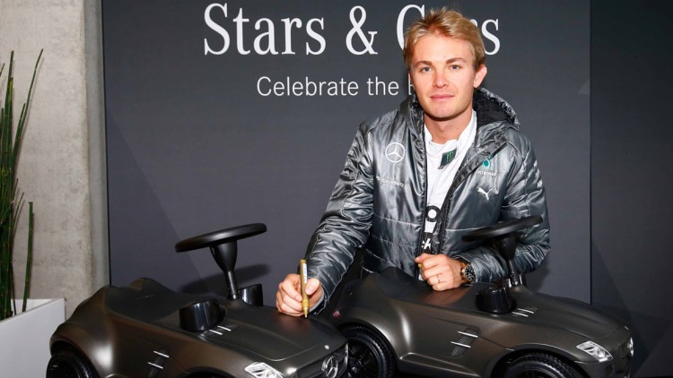 Nico Rosberg signiert Bobby-Benz für United Charity