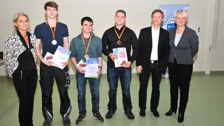 Sieger des Bundesleistungswettbewerbs für Kfz-Mechatroniker 2014: Lukas Mauerhoff, Alexander Lion, Julien Naumann (v.l.), eingerahmt von Andrea Zeus (l.) und Birgit Behrens vom ZDK.