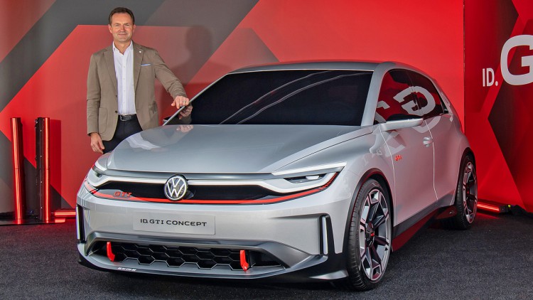 Thomas Schäfer mit dem VW ID.GTI Concept