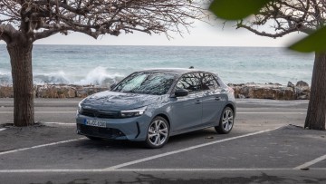 Opel Corsa auf Parkplatz vor dem Meer schräg von von fotografiert