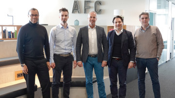 Das AFC-Management beim Treffen in Hamburg (v.l.): Andreas Brakonier (Marketingleiter), Tobias Seeber (Senior Produkt & Marketing 
Manager), Marco Heistermann (Sales Director), Daniele Baldino (CEO) und Olaf Nauersnigg (Werkstatt)