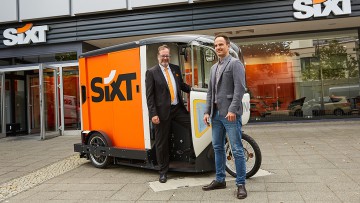 Lars-Eric Peters (Senior Vice President DACH, Sixt Van & Truck, l.) und Beres Seelbach (Co-CEO von Onomotion) sind nun Mobilitäts-Partner