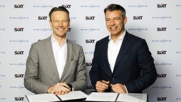 Unterzeichneten den Vertrag über die Lieferung von bis zu 250.000 Autos: Stellantis-Europachef Uwe Hochgeschurtz (links) und Vinzenz Pflanz, Chief Business Officer von Sixt.