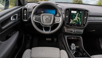 Das Cockpit ist bekannt und eine Stärke des E-SUV von Volvo.