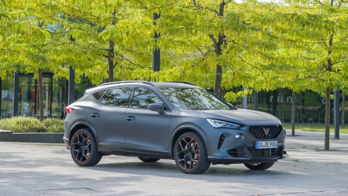 Cupra Formentor VZ5 unter Bäumen vor Gebäude