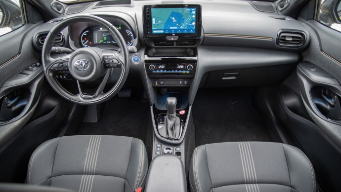 Toyota Yaris Cross Hybrid AWD Cockpit-Ansicht gesamt
