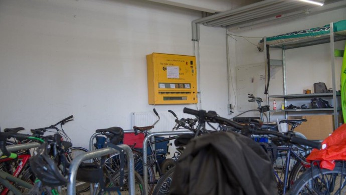 Im Fahrradkeller gibt es eine kleine Werkstatt und einen Schlauch-Automaten