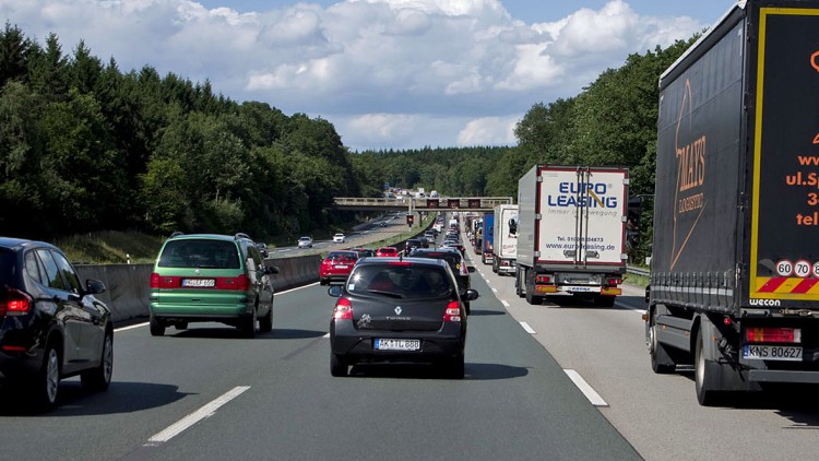 DAT-Report: Deutsche fahren mehr Auto