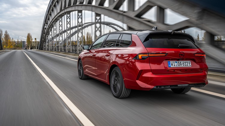 Opel Astra Sports Tourer Electric fahrend von hinten über eine Brücke in Rauheim