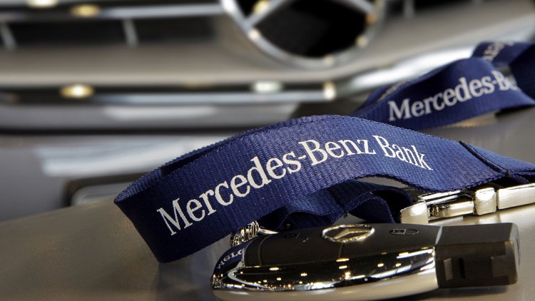 Teilsieg im Test: Die Mercedes-Bank bietet den besten Service, macht aber im Vergleich zu anderen Anbietern teurere Angebote.