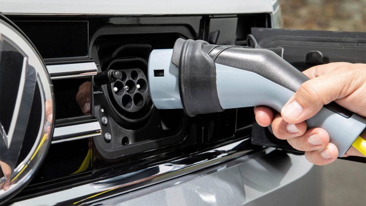 VW Passat GTE; Plug-in-Hybrid; PHEV; Elektromobilität; Laden; Ladesäule; Strom tanken