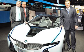 Joschka Fischer, Klaus Töpfer und Norbert Reithofer mit dem BMW Vision Efficient Dynamics.