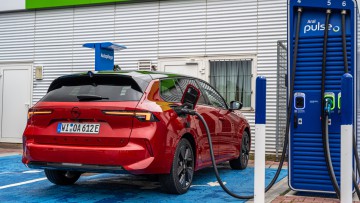 Opel Astra Sports Tourer Electric von hinten an Ultra-Schnelllader
