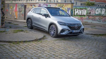 Mercedes EQE SUV in silber schraeg von vorn fotografiert 
