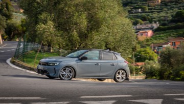Opel Corsa fährt auf drei Rädern um die Kurve