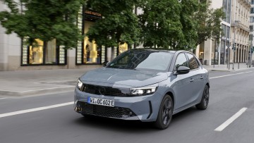 Opel Corsa fahrend in Frankfurt schräg von vorn