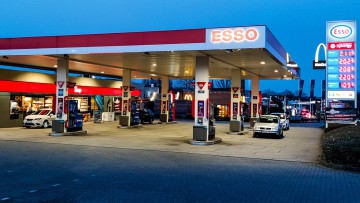 Esso Station Tankstelle Tanken Kraftstoff Nacht