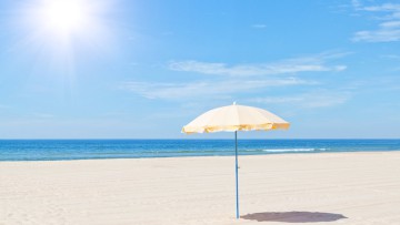 Urlaubsanspruch Strand Sonnenschirm Erholung