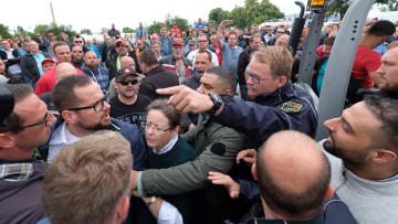 Neue Halberg-Guss: Streikende räumen Blockade vor Werkstor
