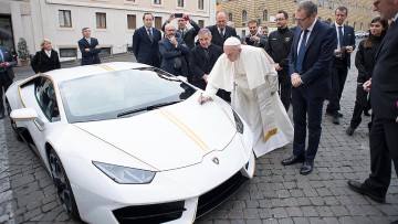 Papst Franziskus Lamborghini