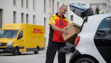 Paketservice im Auto: Smart kooperiert mit DHL