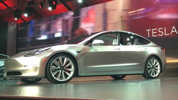 Tesla stürmt den Massenmarkt: Käufer reißen sich um Model 3