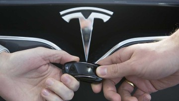 Übergabe Tesla Schlüssel