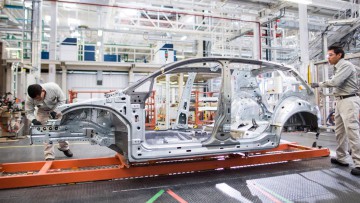 Teilemangel: Bei VW in Wolfsburg fallen erste Schichten aus