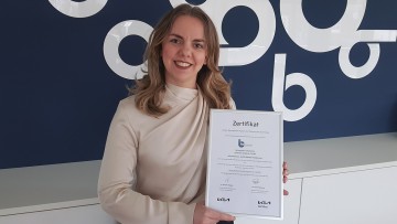 Anna-Lena Betzemeier präsentiert das offizielle Kia-Zertifikat