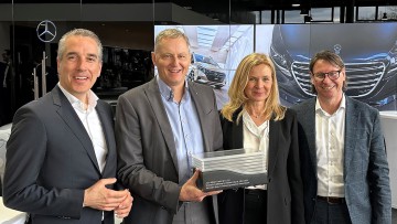 V.l.n.r.: Achim Sauer (Mercedes-Benz Deutschland), Geschäftsführer Alexander Müller mit Gattin Annette Müller sowie Thilo Boh (Centerleiter Coburg/Kronach)