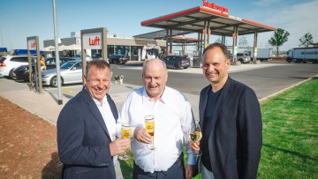 Die Investoren Silvio Wagner sowie Helmut und Andreas Peter (v.l.n.r) während der feierlichen Eröffnung des Autohofs Werther
