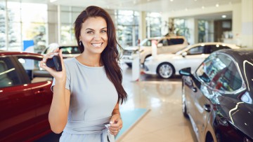 Autokauf: Frauen wählen sparsamer