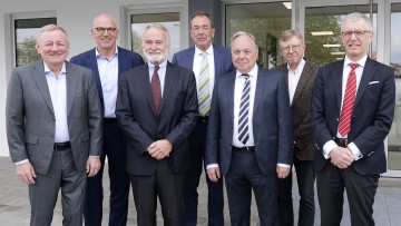 Der Aufsichtsrat der AVAG Holding SE (v.l.): Peter Küspert, Jürgen Stackmann, Johannes Hall (Vorsitzender), Helmut Kluger, Heinz-Dieter Assmann, Guido Schacht und Karl-Manfred Lochner.