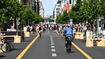 Modellversuch: Berliner Friedrichstraße jetzt abschnittsweise autofrei 