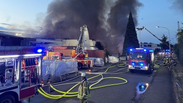 Feuerwehrleute bekämpfen bei einem Händler von E-Fahrzeugen einen Brand in Lauffen am Neckar. 
