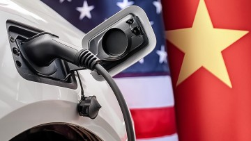 Elektroauto von den Flaggen der USA und von China